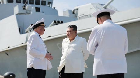 Nordkoreas Kim Jong Un beim Besuch einer Marine-Einheit.