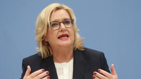 Die Wehrbeauftragte Eva Högl (SPD) kritisiert, dass bei der Bundewehr weiter vieles im Argen liege.