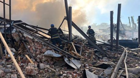 Rettungskräfte arbeiten in Krywyj Rih nach einem Angriff daran, einen Brand zu löschen.