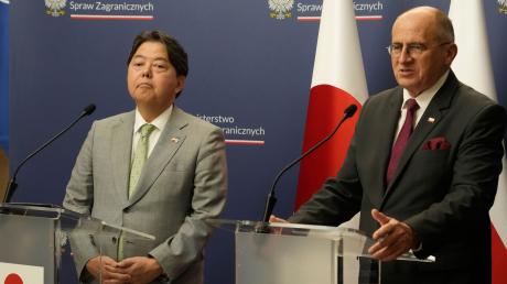 Japans Außenminister Yoshimasa Hayashi (l) gibt vor seinem Überraschungsbesuch in der Ukraine eine Pressekonferenz mit seinem polnischen Amtskollegen Zbigniew Rau in Warschau.