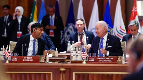 Joe Biden (r.), Präsident der USA, und Rishi Sunak, Premierminister von Großbritannien, während einer Sitzug beim G20-Gipfel.