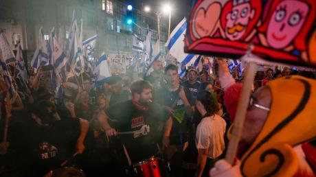 Israelis protestieren in Tel Aviv gegen die Pläne der Regierung von Ministerpräsident Netanjahu, das Justizsystem zu reformieren.