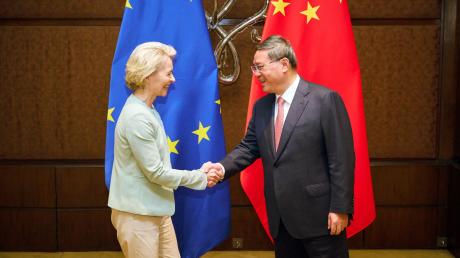 EU-Kommissionspräsidentin Ursula von der Leyen trifft in Neu Delhi Chinas Ministerpräsidenten Li Qiang.