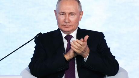 Kremlchef Wladimir Putin nimmt an einem  Wirtschaftsforum in Wladiwostok im russischen Fernen Osten teil.