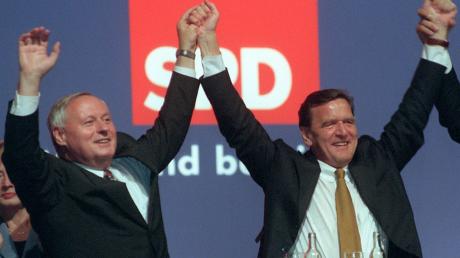 Lang ist's her: Der damalige SPD-Kanzlerkandidat Gerhard Schröder (r) und der damalige SPD-Chef Oskar Lafontaine bei der Wahlkampfabschlußveranstaltung ihrer Partei vor fast 25 Jahren.
