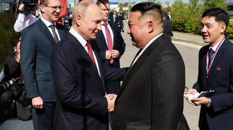Russlands Präsident Wladimir Putin (l), begrüßt Nordkoreas Machthaber Kim Jong Un am Weltraumbahnhof Wostotschny.
