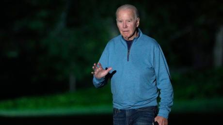 US-Präsident Joe Biden geht über den Südrasen des Weißen Hauses.