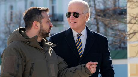 US-Präsident Joe Biden spricht bei seinem Besuch in Kiew am 20.02.2023 mit Wolodymyr Selenskyj. Der ukrainische Präsident kommt US-Medienberichten zufolge nach Washington.