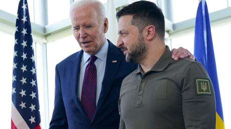 Joe Biden und Wolodymyr Selenskyj unterhalten sich vor einer Arbeitssitzung zur Situation in der Ukraine während des G7-Gipfels im Mai.