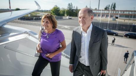 Bundeskanzler Olaf Scholz (SPD) und seine Ehefrau Britta Ernst auf dem Weg zum Airbus A350 der Luftwaffe für den Flug nach New York.
