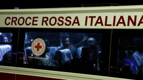 Gerettete Menschen sitzen in einem Bus, nachdem sie auf Lampedusa von einem Boot gestiegen sind.