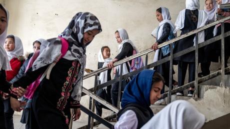 Mädchen gehen im Treppenhaus einer Schule. Angesichts des Verbots von Mädchenbildung in weiterführenden Schulen in Afghanistan vor zwei Jahren haben die Vereinten Nationen die dort regierenden Taliban dazu aufgefordert, höhere Mädchenschulen wieder zu öffnen.