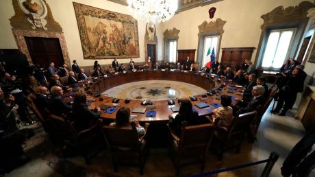 Die italienische Ministerpräsidentin Giorgia Meloni (hinten M) führt den Vorsitz bei der Zusammenkunft ihres ersten Ministerkabinetts im Ministerpräsidentenpalast Chigi in Rom.