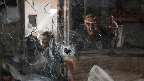 Ein Einschussloch in einem Schaufenster nach einem israelischen Militäreinsatz im Flüchtlingslager Dschenin.