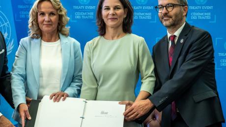 Umweltministerin Steffi Lemke (l) und Außenministerin Annalena Baerbock mit Sebastian Unger, Meeresbeauftragter der Bundesregierung, nach der Unterzeichnung des Meeresschutzabkommens.
