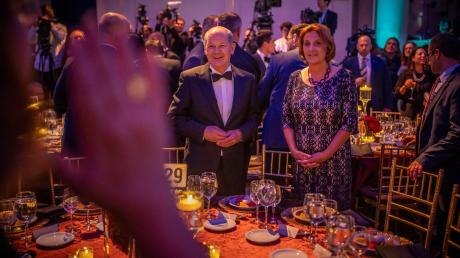 Bundeskanzler Olaf Scholz (SPD) steht bei der Verleihung des Global Citizen Award in New York neben seiner Frau Britta Ernst.