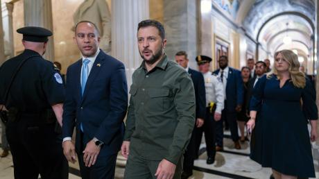 Hakeem Jeffries (2.v.l), Minderheitenführer des US-Repräsentantenhauses, begrüßt Wolodymyr Selenskyj im Kapitol.