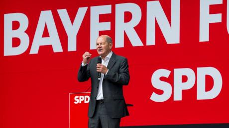 Bundeskanzler Olaf Scholz (SPD) bekkent sich zum Grundrecht auf Asyl, mahnt aber auch effektivere Abschiebungen an.