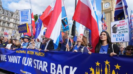 Das zentrale Motto des Protests bezieht sich auf die Sterne der EU-Flagge: «We want our star back!» (Wir wollen unseren Stern zurück!)