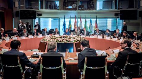 Bundeskanzler Olaf Scholz und Außenministerin Annalena Baerbock (beide hinten) empfangen die Staatschefs aus Kasachstan, Kirgistan, Tadschikistan, Turkmenistan und Usbekistan zum Zentralasien-Gipfel im Kanzleramt.