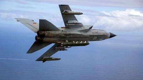 Die von der Bundeswehr herausgegebene Aufnahme zeigt einen Kampfjet Tornado IDS ASSTA 3.0, bestückt mit dem Lenkflugkörper Taurus.