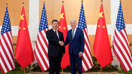 Im vergangenen Jahr kamen US-Präsident Joe Biden (r) und der chinesische Staatschef Xi Jinping beim G20-Gipfel zusammen.