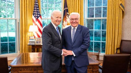 Die von der Bundesregierung zur Verfügung gestellte Aufnahme zeigt Bundespräsident Frank-Walter Steinmeier (r) bei einem Treffen mit US-Präsident Joe Biden im Weißen Haus.