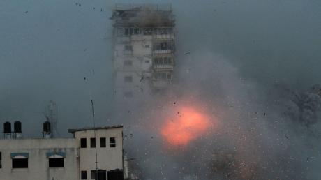 Rauch und Flammen steigen auf, nachdem israelische Streitkräfte ein Hochhaus in Gaza-Stadt angegriffen haben.