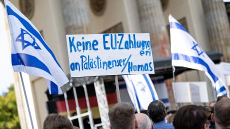 Menschen nehmen an einer Solidaritätsdemo für Israel auf dem Pariser Platz am Brandenburger Tor teil.