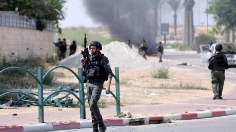 Israelische Soldaten gehen nach dem Hamas-Terrorangriff durch einen Grenzort.