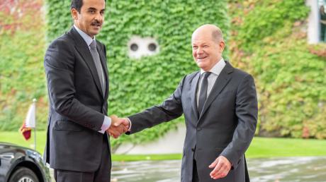 Kanzler Olaf Scholz begrüsst den Emir von Katar, Scheich Tamim bin Hamad bin Khalifa Al Thani, am Kanzleramt.