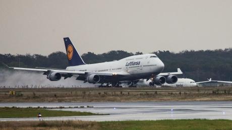 Eine Boeing 747 Jumbo-Jet der Lufthansa aus Tel Aviv rollt nach ihrer Landung zu ihrer Parkposition am Frankfurter Flughafen.