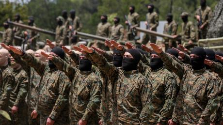 Pro-iranische Hisbollah-Kämpfer legen während einer inszenierten Militärübung in einem Lager im südlibanesischen Dorf Aramta einen Eid ab.