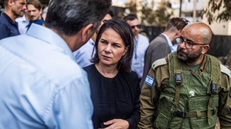 Israels Außenminister Eli Cohen (links) und Bundesaußenministerin Annalena Baerbock im Gespräch.