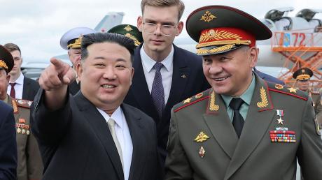 Nordkoreas Machthaber Kim Jong Un (l.) bei einem Besuch im September neben dem russischen Verteidigungsminister Sergej Schoigu auf dem internationalen Flughafen von Wladiwostok.