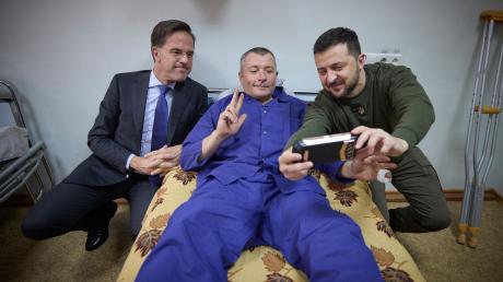 Ein verwundeter ukrainischer Soldat macht ein Selfie mit Präsident Wolodymyr Selenskyj und dem niederländischen Regierungschef Mark Rutte, der zu Besuch in der stark von russischen Luftangriffen betroffenen Hafenstadt Odessa ist.