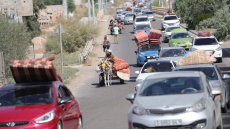 Palästinenser fliehen mit ihren Habseligkeiten aus dem Gazastreifen.