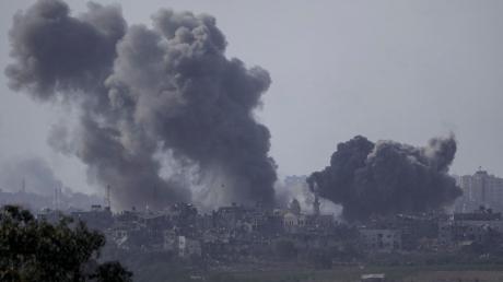 Rauch steigt im Gazastreifen nach einem israelischen Luftangriff auf.