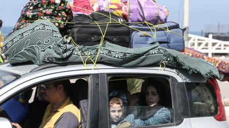Palästinenser fliehen nach israelischen Luftangriffen in vermeintlich sicherere Gebiete. Das israelische Militär hat erneut zur Evakuierung von Zivilisten aus dem nördlichen Gazastreifen aufgerufen.
