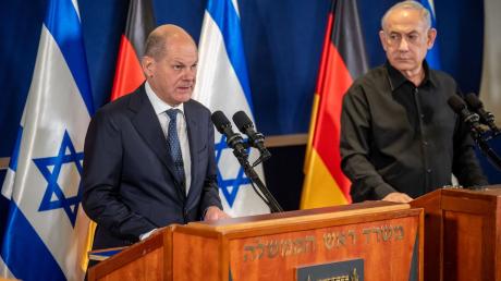 Bundeskanzler Olaf Scholz (l) ist zu einem Solidaritätsbesuch nach Israel gereist.