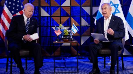 Israels Ministerpräsident Benjamin Netanjahu (r) im Gespräch mit US-Präsident Joe Biden.