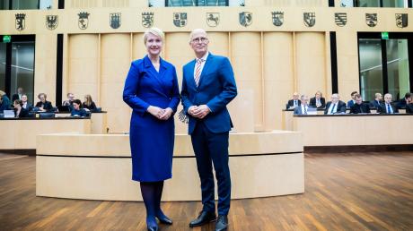 Manuela Schwesig und Peter Tschentscher im Plenarsaal bei der Übergabe der Präsidentschaft des Bundesrates.