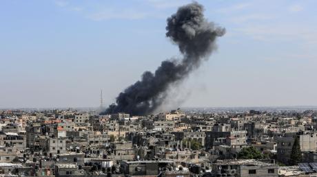 Rauch steigt in der Nähe von Rafah auf.