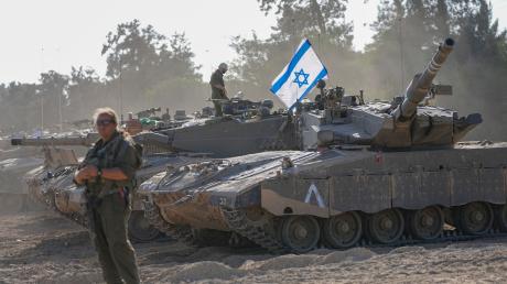 Israelische Soldaten arbeiten an einem Panzer in der Nähe der Grenze zum Gazastreifen. Bislang ist offen, wann das israelische Militär eine Bodenoffensive im Gazastreifen beginnt.