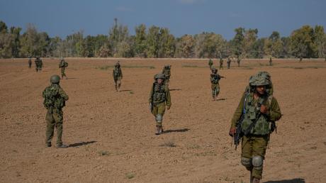 Israelische Soldaten patrouillieren im Süden Israels nahe der Grenze zwischen Israel und dem Gazastreifen.