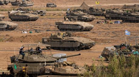 Israelische Soldaten versammeln sich nahe der Grenze zum Gazastreifen im Süden Israels.