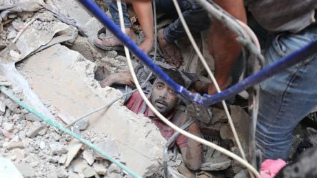 Nach einem israelischen Angriff wird ein Überlebender aus den Trümmern im Flüchtlingslager Nuseirat gerettet.