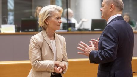 EU-Kommissionspräsidentin Ursula von der Leyen spricht mit Bundeskanzler Olaf Scholz beim EU-Gipfel in Brüssel.
