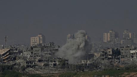 Rauch steigt nach einem israelischen Luftangriff im Gazastreifen auf.