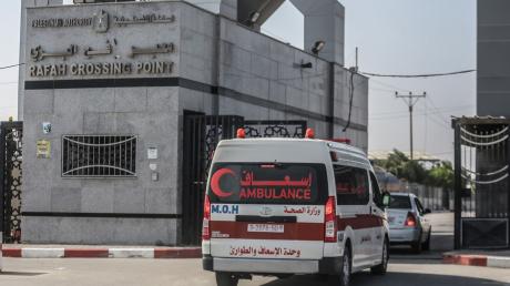 Ein palästinensischer Krankenwagen überquert den Grenzübergang zwischen Gaza und Ägypten.